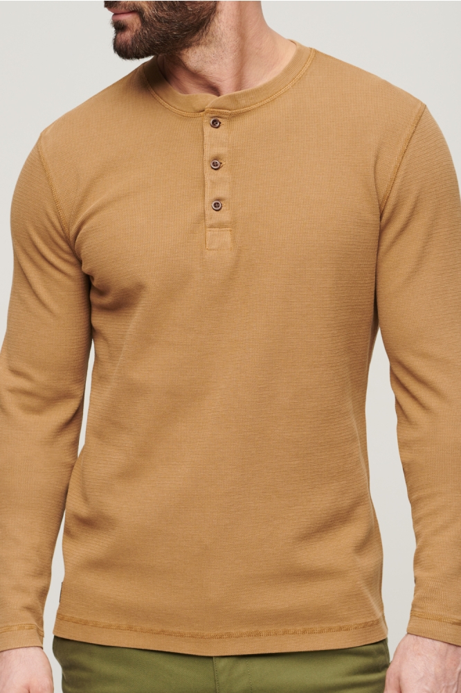 WAFFLE LONG SLEEVE HENLEY TOP M6010776A CLASSIC BROWN CAMEL